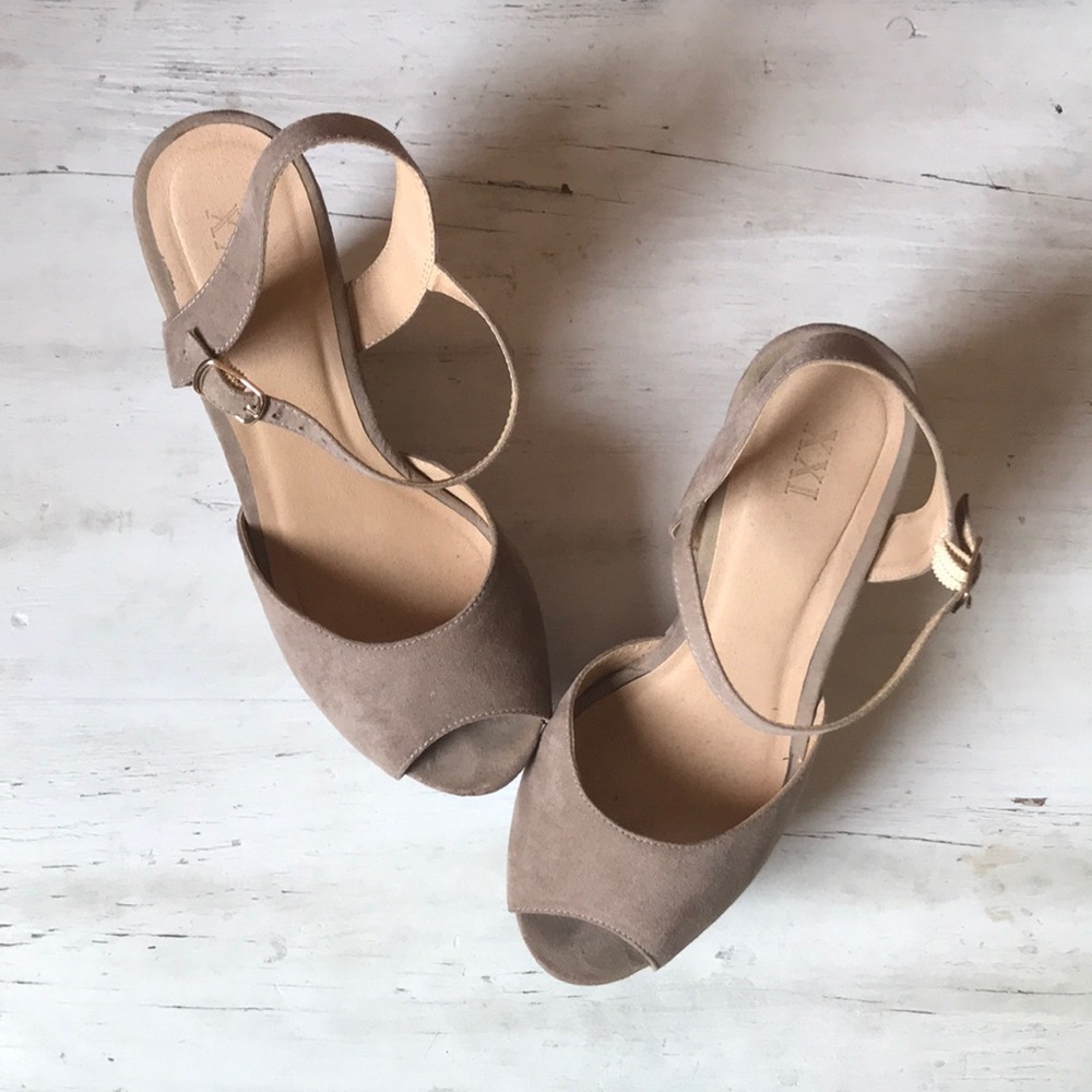 Tan platforms - Picture 2 of 5